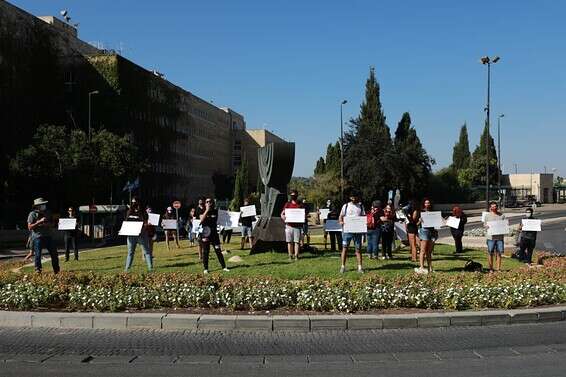 ההפגנה מחוץ לכנסת נגד אלימות כלפי נשים, היום // צילום: אורן בן חקון